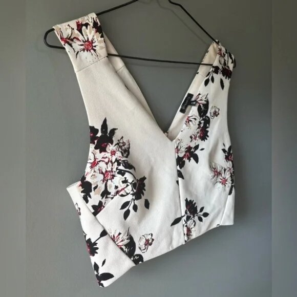 Dynamite size M, Floral Sleeveless Women's Crop Top, zipper back, V neck - Picture 4 of 5